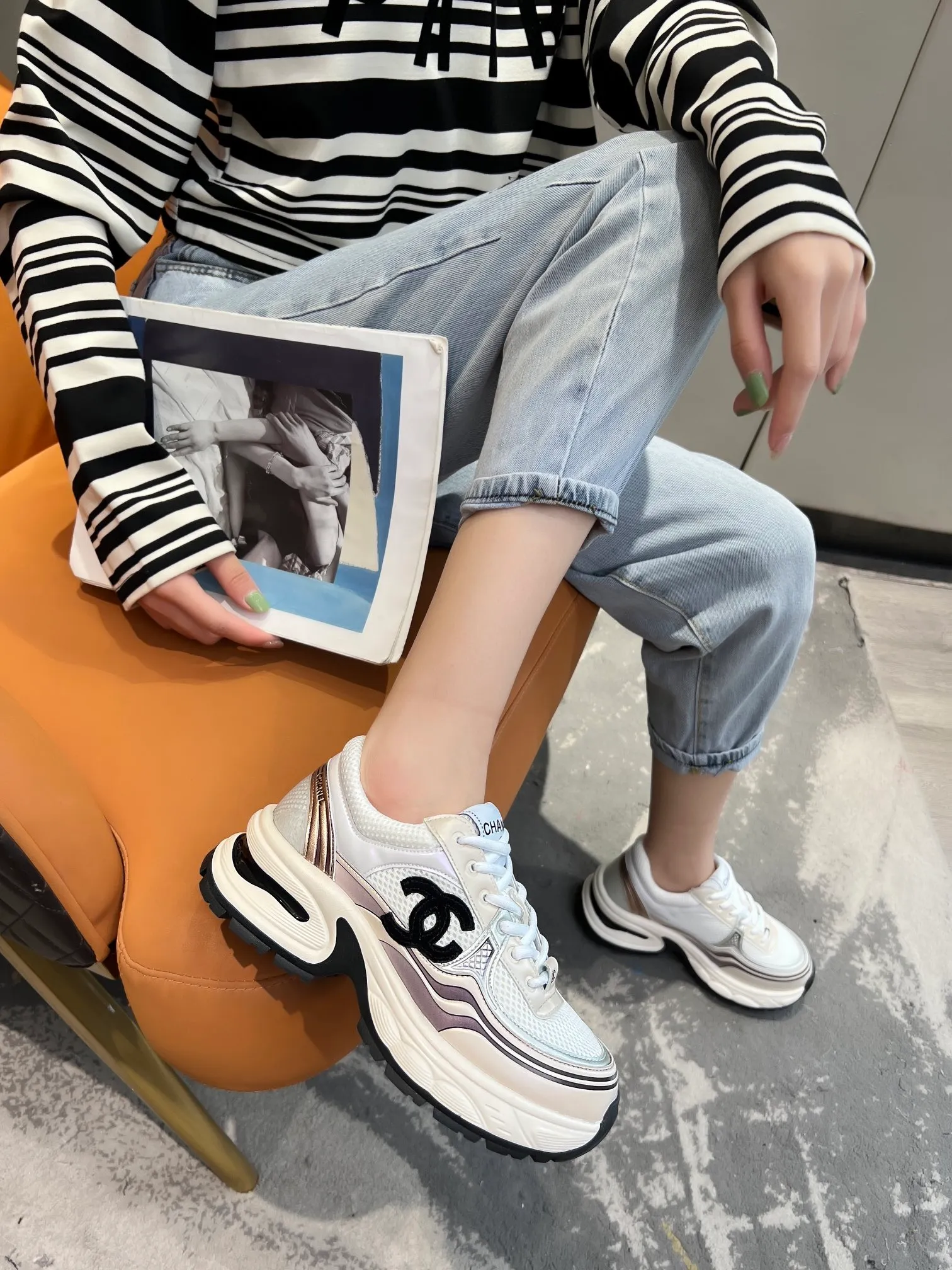 👟👟Ex-factory price 640👟👟 Women's shoe factory chanel Chanel early spring vacation series latest casual sports shoes silver white, gold white, silver gray, black and red! Incomparably beautiful and easy to wear, very light, the lining is also super soft, super comfortable, the upper is breathable, the color is high-end and durable, versatile. Upper: cowhide and cloth stitching. Inner: breathable mesh. Original foam combination outsole. Size: 35-40.
